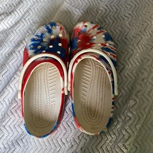 red white and blue crocs